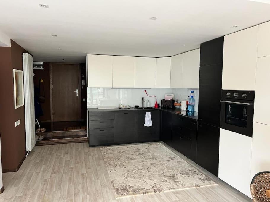 Kazanlak Large Guest House Apartment Near The Center With Full Kitchen & Dining Room, King Beds, Garden Patio, Free Parking & Self Check-In Kazanlŭk Exterior foto