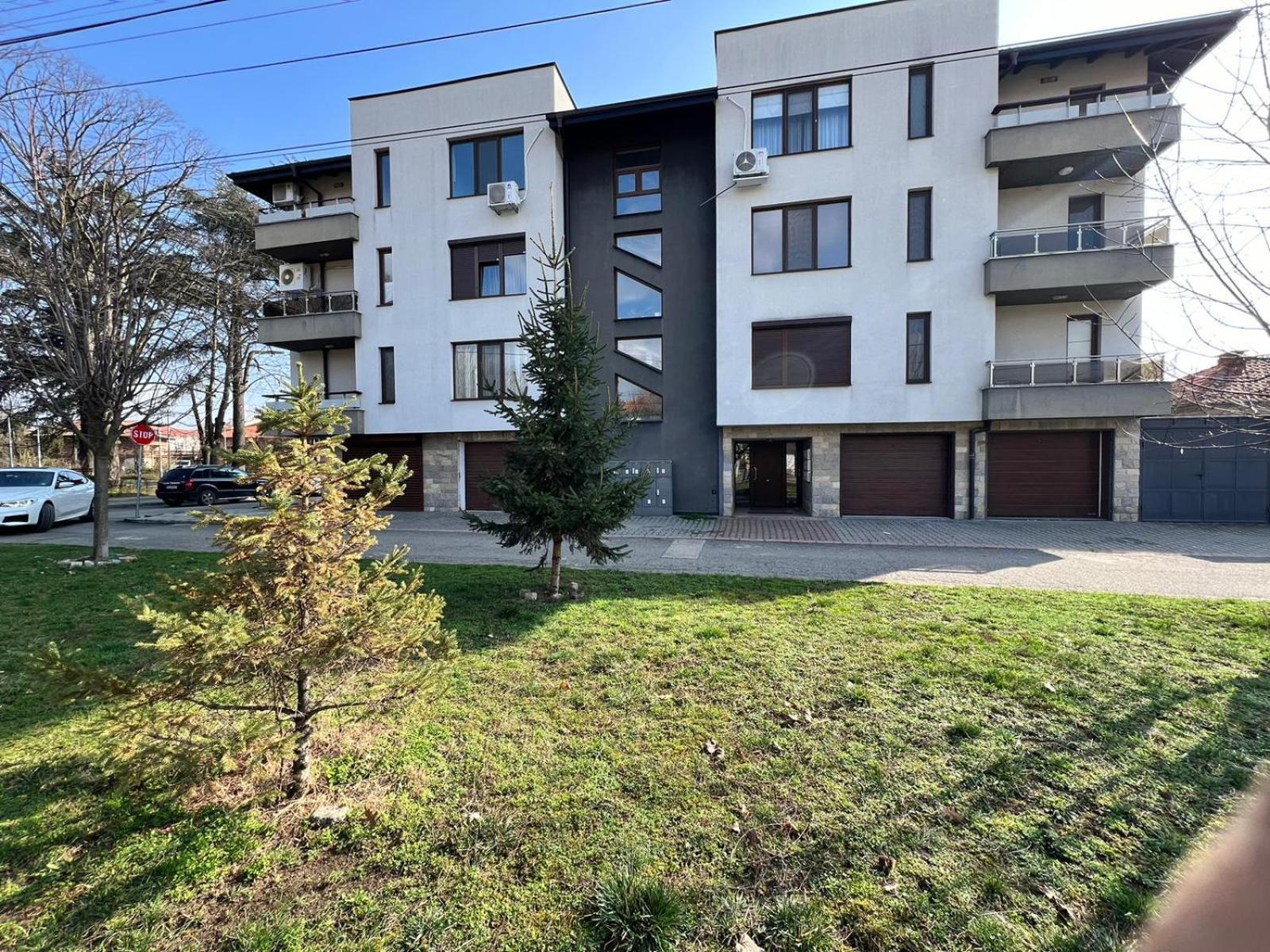 Kazanlak Large Guest House Apartment Near The Center With Full Kitchen & Dining Room, King Beds, Garden Patio, Free Parking & Self Check-In Kazanlŭk Exterior foto