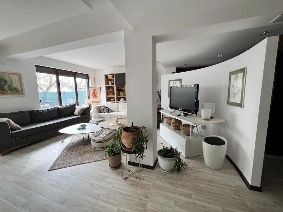 Kazanlak Large Guest House Apartment Near The Center With Full Kitchen & Dining Room, King Beds, Garden Patio, Free Parking & Self Check-In Kazanlŭk Exterior foto