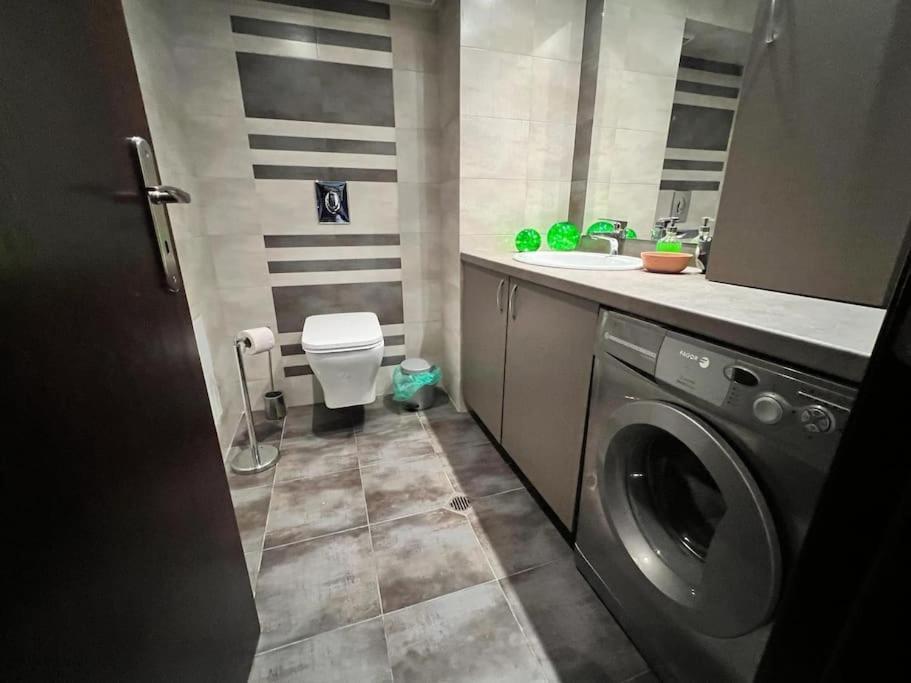 Kazanlak Large Guest House Apartment Near The Center With Full Kitchen & Dining Room, King Beds, Garden Patio, Free Parking & Self Check-In Kazanlŭk Exterior foto