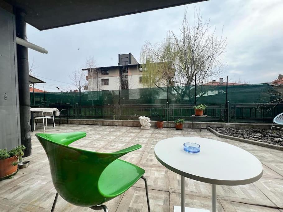 Kazanlak Large Guest House Apartment Near The Center With Full Kitchen & Dining Room, King Beds, Garden Patio, Free Parking & Self Check-In Kazanlŭk Exterior foto