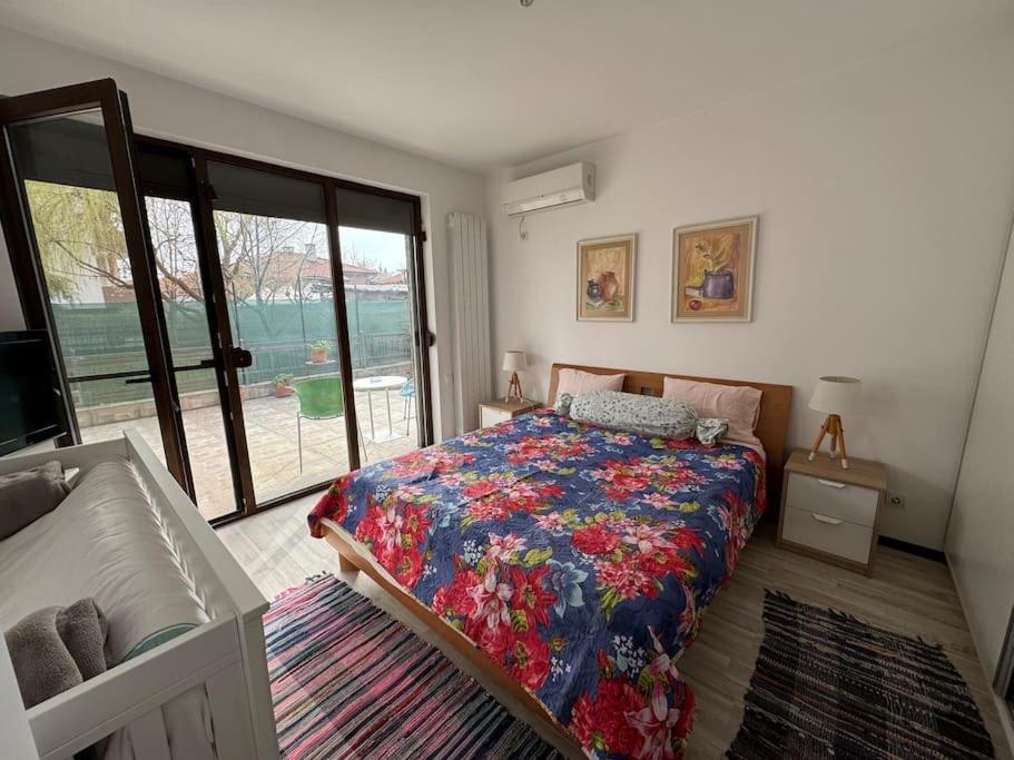Kazanlak Large Guest House Apartment Near The Center With Full Kitchen & Dining Room, King Beds, Garden Patio, Free Parking & Self Check-In Kazanlŭk Exterior foto