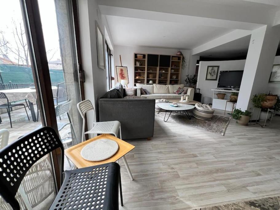 Kazanlak Large Guest House Apartment Near The Center With Full Kitchen & Dining Room, King Beds, Garden Patio, Free Parking & Self Check-In Kazanlŭk Exterior foto